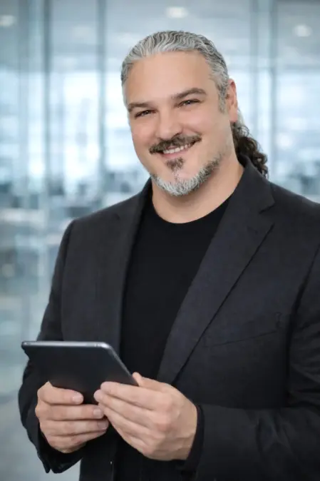 Matteo Rosati, Direttore Artistica esperto e Specialista in Organizzazione e Wedding Planning, è interamente dedicato a rendere pienamente felici gli Sposi. Il suo obiettivo è garantire la realizzazione di Matrimoni ed Eventi che rimangano impressi nella memoria.