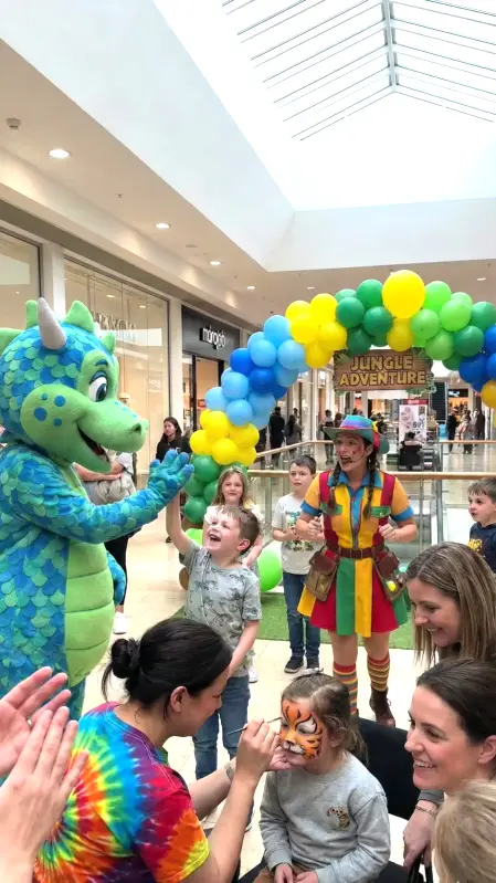 Evento con animazione per bambini e pubblico felice all’interno di un centro commerciale