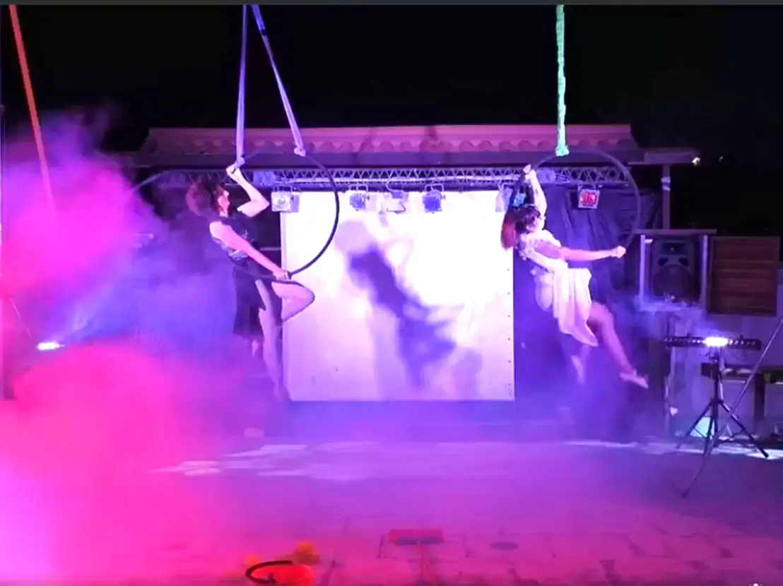 Performer acrobate Feel Good Show in una spettacolare esibizione dal vivo