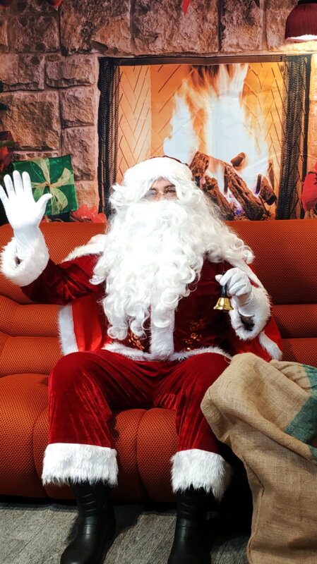 <br />Hai detto:<br />devo creare 7 foto, tutte in formato verticali 9:16, da inserire nel mio sito web, basate su questi argomenti:<br /><br />Cene aziendali e di gala<br /><br />La cena aziendale è spesso l'unico momento dell'anno in cui il team si ritrova fuori dal contesto lavorativo. Il mio lavoro è creare un'atmosfera che permetta alle persone di rilassarsi e divertirsi, senza strafare.<br /><br />Mi occupo della colonna sonora della serata, dal sottofondo durante la cena fino al DJ set dopo i caffè.<br /><br />Se serve, coordino anche la parte tecnica: microfoni per i discorsi, proiezioni video, luci d'ambiente, impianti audio, effetti speciali<br /><br />Cosa posso gestire:<br /><br />Sottofondo musicale durante l'aperitivo e la cena<br /><br />DJ set per il dopo cena oppure durante<br /><br />Microfonazione per discorsi e premiazioni<br /><br />Proiezioni video e slideshow aziendali<br /><br />Effetti speciali per momenti clou (es. fontane luminose per il brindisi, coriandoli professionali e molto altro)<br /><br />Premiazioni e gala<br /><br />Per eventi di premiazione — sportive, aziendali, culturali — serve una regia che dia il giusto risalto ai momenti importanti senza appesantire la serata.<br /><br />Mi occupo della parte tecnica e di intrattenimento: audio per gli speaker, musiche di accompagnamento, effetti scenografici per le premiazioni, eventuale conduzione o supporto al presentatore.<br /><br />Elementi che gestisco:<br /><br />Impianto audio con microfoni per presentatori<br /><br />Musiche di ingresso premiati<br /><br />Fontane luminose o effetti speciali per i momenti di premiazione<br /><br />Luci scenografiche e illuminazione palco<br /><br />DJ set per la parte conviviale<br /><br />Team building<br /><br />Il team building funziona quando le persone si divertono davvero, non quando si sentono obbligate a partecipare.<br /><br />Organizzo attività che combinano musica, giochi e momenti di gruppo, calibrando l'energia in base al tipo di azienda e al numero di partecipanti.<br /><br />Niente forzature: l'obiettivo è che le persone tornino in ufficio con un buon ricordo.<br /><br />Tipologie di attività:<br /><br />Quiz musicali e sfide a squadre<br /><br />Serate karaoke con competizione a team<br /><br />Giochi di gruppo con musica<br /><br />Balli di gruppo guidati<br /><br />Attività creative con sottofondo musicale<br /><br />Inaugurazioni<br /><br />L'apertura di un nuovo negozio, ufficio o stabilimento è un momento importante. Serve visibilità, ma anche sostanza.<br /><br />Mi occupo dell'intrattenimento e della parte tecnica: musica, effetti speciali per il taglio del nastro, animazione per attirare pubblico, service audio per gli interventi istituzionali.<br /><br />Cosa posso includere:<br /><br />DJ set o musica dal vivo<br /><br />Effetti speciali per il taglio del nastro (getti di fumo colorato, fontane a freddo, coriandoli)<br /><br />Animazione per bambini (se è un evento family)<br /><br />Service audio per discorsi e interventi<br /><br />Coordinamento con eventuali fornitori (catering, allestimenti)<br /><br />Lanci di prodotto<br /><br />Presentare un nuovo prodotto o servizio richiede impatto e professionalità. La parte tecnica deve funzionare senza intoppi, e l'atmosfera deve essere coerente con il brand.<br /><br />Fornisco supporto completo: dai microfoni per i relatori alle luci scenografiche, dalla colonna sonora all'effetto speciale per il momento del reveal.<br /><br />Elementi disponibili:<br /><br />Service audio-luci completo<br /><br />Proiezioni video e LED wall<br /><br />Musica d'ambiente e sottofondi personalizzati<br /><br />Effetti speciali per il momento del lancio<br /><br />Supporto tecnico durante l'evento<br /><br />Congressi e meeting<br /><br />Per congressi, convegni e meeting aziendali, la parte tecnica è tutto. Un microfono che gracchia o una proiezione che non si vede rovinano l'intera giornata.<br /><br />Fornisco service audio-luci professionale con tecnico dedicato: microfoni palmari o headset, mixer audio, proiettori, schermi, illuminazione per relatori, eventuali sistemi di traduzione simultanea o videoconferenza.<br /><br />Service tecnico congressi:<br /><br />Impianto audio con mixer e microfoni (gelato, lavalier, da tavolo)<br /><br />Proiettore e schermo o LED wall<br /><br />Illuminazione per relatori e platea<br /><br />Registrazione audio/video dell'evento<br /><br />Assistenza tecnica in loco per tutta la durata<br /><br />Soundcheck e prove tecniche preventive<br />ChatGPT ha detto:<br />Riepilogo<br />Di seguito trovi 7 prompt pronti all’uso, uno per ciascun contesto aziendale, tutti in formato verticale 9:16, coerenti con un sito web professionale. Sono pensati per ottenere immagini ultra-realistiche, eleganti e credibili, senza eccessi.<br /><br />1) Cene aziendali e di gala<br />Prompt<br /><br />Ultra-realistic vertical photo, 9:16. Elegant corporate gala dinner in a refined restaurant. Mixed group of professionals (men and women 30–60) seated at round tables, relaxed and smiling. Warm ambient lighting, subtle decorative lights, candles on tables. A discreet DJ booth visible in the background, soft golden light, premium atmosphere, no crowd chaos, candid documentary style, shallow depth of field, high detail, natural skin tones.<br /><br />2) DJ set dopo cena (contesto corporate)<br />Prompt<br /><br />Ultra-realistic vertical photo, 9:16. Corporate after-dinner DJ set in a hotel ballroom. Professionals dancing informally, jackets loosened, elegant outfits. Controlled club lighting (warm amber and soft blue), no strobe chaos. DJ console with laptop and mixer in foreground, happy but composed mood, realistic motion blur, cinematic light, high realism.<br /><br />3) Premiazioni e gala<br />Prompt<br /><br />Ultra-realistic vertical photo, 9:16. Award ceremony on a professional stage. Presenter handing a trophy to a winner, elegant audience applauding. Cold sparkular fountains behind the stage, soft stage lights, LED backdrop out of focus. Formal but emotional atmosphere, sharp focus on subjects, premium corporate event style, realistic lighting and proportions.<br /><br />4) Team building<br />Prompt<br /><br />Ultra-realistic vertical photo, 9:16. Corporate team building event indoors. Small teams laughing during a music-based quiz challenge. People standing around high tables, casual-business outfits. Friendly energy, no forced poses. Warm light, natural expressions, documentary photography style, realistic hands and faces, high detail.<br /><br />5) Inaugurazioni<br />Prompt<br /><br />Ultra-realistic vertical photo, 9:16. Business inauguration event outdoors. Ribbon cutting moment with company representatives and guests applauding. Cold sparkular fountains framing the scene, light smoke, branded backdrop blurred. Professional audio setup and microphones visible. Daylight mixed with event lighting, celebratory but elegant mood.<br /><br />6) Lanci di prodotto<br />Prompt<br /><br />Ultra-realistic vertical photo, 9:16. Product launch event in a modern venue. Speaker on stage with microphone, large LED wall behind showing abstract brand visuals (no readable text). Focused audience, dramatic but clean lighting. Subtle reveal moment atmosphere, high-end corporate look, cinematic contrast, realistic proportions.<br /><br />7) Congressi e meeting<br />Prompt<br /><br />Ultra-realistic vertical photo, 9:16. Corporate conference in a professional meeting room. Speaker wearing headset microphone on stage, audience seated and attentive. Clean audio setup, mixer desk slightly visible, soft white lighting optimized for speakers. Minimal, technical, professional atmosphere, sharp focus, realistic conference photography.<br /><br />Suggerimento operativo<br />Usa lo stesso stile visivo (realismo, luce controllata, niente eccessi) per tutte e 7 le immagini → coerenza sul sito.<br /><br />Se vuoi, nel prossimo passo posso rifinire i prompt per uno specifico generatore (es. Midjourney, DALL·E, Krea) o adattarli al tone of voice di Feel Good Show.<br /><br />Hai detto:<br />devo creare 5 foto, tutte in formato verticali 9:16, da inserire nel mio sito web, basate su questi argomenti:<br /><br />Strutture turistiche<br /><br />Collaboro da anni con hotel, villaggi, camping, chalet balneari e ristoranti per serate musicali, animazione e spettacoli.<br /><br />Conosco le dinamiche della stagionalità e le esigenze specifiche di chi gestisce una struttura ricettiva.<br /><br />Hotel e ristoranti<br />Per hotel e ristoranti organizzo serate musicali, DJ set, musica dal vivo e intrattenimento per eventi speciali (cenoni, feste a tema, serate danzanti).<br /><br />Formati disponibili:<br /><br />Musica dal vivo (duo, trio, band)<br /><br />DJ set con repertorio personalizzato<br /><br />Serate a tema (latino, anni '80, revival)<br /><br />Karaoke con animazione<br /><br />Sottofondo musicale per cene ed eventi<br /><br />Villaggi e camping<br /><br />Per villaggi turistici e camping propongo programmi di intrattenimento completi o singole serate: spettacoli serali, balli di gruppo, animazione bambini, DJ set, cabaret.<br /><br />Posso pianificare un calendario stagionale o intervenire per serate specifiche.<br /><br />Servizi per villaggi e camping:<br /><br />Serate musicali e DJ set<br /><br />Balli di gruppo e balli latini<br /><br />Spettacoli per bambini<br /><br />Cabaret e comicità<br /><br />Serate karaoke<br /><br />Baby dance e mini disco<br /><br />Chalet balneari<br /><br />Per gli chalet balneari della costa marchigiana e abruzzese organizzo serate estive: DJ set, musica dal vivo, serate latine, aperitivi musicali.<br /><br />Formati per chalet:<br /><br />Aperitivi con DJ set<br /><br />Serate latine (salsa, bachata, balli di gruppo latino americani)<br /><br />Musica dal vivo<br /><br />Serate disco e revival<br /><br />Eventi a tema<br />ChatGPT ha detto:<br />Riepilogo<br />Qui trovi 5 prompt pronti all’uso, tutti pensati per immagini verticali 9:16, stile ultra-realistico, coerenti tra loro e adatte a un sito professionale rivolto a strutture turistiche. Ogni immagine rappresenta un contesto chiaro e riconoscibile, senza eccessi né atmosfera “da discoteca pura”.<br /><br />1) Strutture turistiche – visione generale<br />Prompt<br /><br />Ultra-realistic vertical photo, 9:16. Summer evening in a tourist resort. Guests of different ages relaxing and socializing in an elegant outdoor area. Soft ambient lights, palm trees or terrace elements, discreet music atmosphere. DJ booth or small stage subtly visible in the background. Professional yet welcoming mood, warm tones, natural expressions, documentary-style photography.<br /><br />2) Hotel e ristoranti – cena con musica<br />Prompt<br /><br />Ultra-realistic vertical photo, 9:16. Elegant hotel or restaurant dinner with live music. Guests seated at tables enjoying food and conversation, a small live band or DJ performing discreetly. Warm lighting, refined décor, no overcrowding. Atmosphere relaxed and classy, realistic skin tones, shallow depth of field, high-detail professional photography.<br /><br />3) Villaggi turistici e camping – animazione serale<br />Prompt<br /><br />Ultra-realistic vertical photo, 9:16. Evening entertainment in a tourist village or camping. Open-air stage with animators leading group dances, families and adults smiling and participating. Soft colorful lights, casual summer outfits, joyful but organized energy. Clear focus on interaction, realistic movement, candid event photography.<br /><br />4) Villaggi e camping – baby dance / spettacoli bambini<br />Prompt<br /><br />Ultra-realistic vertical photo, 9:16. Baby dance in a holiday village. Children dancing happily in front of a small stage, animators guiding them with microphones. Parents watching in the background, smiling. Soft lighting, safe and friendly atmosphere, realistic proportions and hands, documentary-style realism.<br /><br />5) Chalet balneari – aperitivo e serata estiva<br />Prompt<br /><br />Ultra-realistic vertical photo, 9:16. Beachfront chalet at sunset turning into evening. DJ set during an aperitivo, people standing with drinks, sea in the background, warm sunset mixed with soft artificial lights. Elegant summer vibe, relaxed guests, no chaotic club feeling. High realism, cinematic light, coastal atmosphere.<br /><br />Indicazioni pratiche per il sito<br />Mantieni stessa resa cromatica su tutte le immagini (caldo, naturale, realistico).<br /><br />Evita loghi leggibili o testi nei visual → immagini evergreen.<br /><br />Se vuoi, nel prossimo passo posso:<br /><br />adattare i prompt a uno specifico generatore<br /><br />oppure raffinare ogni scena per una singola località (mare, montagna, città).<br /><br />Hai detto:<br />devo creare 5 foto, tutte in formato verticali 9:16, da inserire nel mio sito web, basate su questi argomenti:<br /><br />Centri commerciali<br /><br />Per centri commerciali e gallerie commerciali organizzo eventi, animazione e spettacoli per attirare pubblico e creare engagement.<br /><br />Eventi tematici e festività<br /><br />Organizzo eventi per le principali festività e ricorrenze: Natale (Casa di Babbo Natale, spettacoli natalizi), Carnevale, Halloween, Pasqua, San Valentino, Festa della Donna.<br /><br />Cosa posso organizzare:<br /><br />Allestimento Casa di Babbo Natale con animazione<br /><br />Spettacoli per bambini a tema<br /><br />Animazione e mascotte<br /><br />Laboratori creativi<br /><br />Truccabimbi e palloncini<br /><br />Inaugurazioni e promozioni<br /><br />Per inaugurazioni di nuovi punti vendita o eventi promozionali fornisco musica, animazione e service tecnici.<br /><br />Servizi disponibili:<br /><br />DJ set e musica dal vivo<br /><br />Animazione e hostess<br /><br />Service audio per annunci e interventi<br /><br />Effetti speciali per il taglio del nastro<br /><br />Spettacoli e performer<br /><br />Animazione continuativa<br /> <br />Per centri commerciali che vogliono animazione regolare, propongo pacchetti di serate o weekend con spettacoli per bambini, musica e intrattenimento.<br />ChatGPT ha detto:<br />Riepilogo<br />Qui trovi 5 prompt pronti all’uso, pensati per immagini verticali 9:16, stile ultra-realistico, adatte a un sito web professionale che comunica affidabilità, capacità organizzativa e forte impatto visivo per centri commerciali. Ogni immagine rappresenta un servizio distinto e riconoscibile.<br /><br />1) Centri commerciali – evento animato con pubblico<br />Prompt<br /><br />Ultra-realistic vertical photo, 9:16. Busy shopping mall gallery during an organized event. Families, adults and children gathered in an open central area, smiling and interacting. Professional event setup with lights and small stage visible. Clean modern architecture, bright but controlled lighting. Engaging atmosphere without chaos, realistic crowd proportions, documentary-style photography.<br /><br />2) Eventi tematici – Casa di Babbo Natale<br />Prompt<br /><br />Ultra-realistic vertical photo, 9:16. Christmas event inside a shopping mall. A beautifully decorated “Casa di Babbo Natale” with warm lights, Christmas trees and ornaments. Children talking to Santa Claus while animators assist. Parents watching nearby. Cozy festive atmosphere, soft warm tones, high realism, natural expressions, no exaggerated fantasy style.<br /><br />3) Eventi tematici – animazione bambini e mascotte<br />Prompt<br /><br />Ultra-realistic vertical photo, 9:16. Themed children entertainment inside a shopping center. Mascotte character and animator entertaining a group of kids. Balloons, face painting station visible, bright but soft colors. Safe, friendly environment. Realistic hands and faces, candid event photography, joyful yet well-organized mood.<br /><br />4) Inaugurazioni e promozioni – taglio del nastro<br />Prompt<br /><br />Ultra-realistic vertical photo, 9:16. New store inauguration inside a shopping mall. Ribbon cutting moment with managers and guests applauding. Cold sparkular fountains framing the scene, professional audio setup visible. Elegant crowd, business-casual outfits. Clean lighting, celebratory but professional atmosphere, sharp focus.<br /><br />5) Animazione continuativa – weekend family entertainment<br />Prompt<br /><br />Ultra-realistic vertical photo, 9:16. Weekend entertainment in a shopping mall. Small stage with performer entertaining children while parents sit or stand nearby. Balloons, light decorations, relaxed daytime lighting. Continuous animation concept, not a single big event. Natural smiles, realistic scale, professional documentary-style image.<br /><br />Consigli operativi<br />Mantieni coerenza visiva: stesso livello di realismo, luce pulita, niente effetti “cartoon”.<br /><br />Prediligi scene ampie che mostrano pubblico + organizzazione → comunicano valore ai direttori di centri commerciali.<br /><br />Se vuoi, nel prossimo passo posso:<br /><br />adattare i prompt a Natale / Halloween / Carnevale in modo mirato<br /><br />oppure creare una versione “luxury mall” vs “family mall”.<br /><br />Hai detto:<br />Immagine caricata<br />crea 7 descrizioni per i campi dell'accessibilità e i campi seo di websaite x5, si tratta di foto di servizi per aziende<br />ChatGPT ha detto:<br />Riepilogo<br />Di seguito trovi 7 set di testi pronti per WebSite X5 relativi a immagini di servizi per aziende.<br />Per ciascuna immagine includo solo i campi realmente usati dal software:<br /><br />Accessibilità → Testo alternativo<br /><br />SEO → Titolo<br /><br />SEO → Descrizione<br /><br />Testi descrittivi, professionali, non promozionali, ottimizzati sia per utenti che per motori di ricerca.<br /><br />1️⃣ Eventi aziendali e cene corporate<br />Testo alternativo (Accessibilità)<br />Evento aziendale con allestimento audio, luci scenografiche e palco per meeting e cene corporate<br /><br />Titolo (SEO)<br />Eventi aziendali con service audio e luci professionali<br /><br />Descrizione (SEO)<br />Organizzazione di eventi aziendali con impianti audio, luci scenografiche e supporto tecnico per cene, meeting e serate corporate.<br /><br />2️⃣ Meeting e conferenze aziendali<br />Testo alternativo (Accessibilità)<br />Sala meeting aziendale con palco, schermo LED e impianto audio professionale<br /><br />Titolo (SEO)<br />Service tecnico per meeting e conferenze aziendali<br /><br />Descrizione (SEO)<br />Service audio, luci e video per meeting, congressi e conferenze aziendali con assistenza tecnica dedicata.<br /><br />3️⃣ Premiazioni e gala aziendali<br />Testo alternativo (Accessibilità)<br />Cerimonia di premiazione aziendale con palco illuminato ed effetti scenografici<br /><br />Titolo (SEO)<br />Premiazioni aziendali con luci ed effetti scenici<br /><br />Descrizione (SEO)<br />Gestione tecnica e intrattenimento per premiazioni aziendali e serate di gala con luci scenografiche ed effetti speciali.<br /><br />4️⃣ Team building e intrattenimento aziendale<br />Testo alternativo (Accessibilità)<br />Attività di team building aziendale con musica e animazione per gruppi di lavoro<br /><br />Titolo (SEO)<br />Team building aziendale con musica e animazione<br /><br />Descrizione (SEO)<br />Organizzazione di attività di team building aziendale con musica, giochi di gruppo e intrattenimento personalizzato.<br /><br />5️⃣ Inaugurazioni aziendali e commerciali<br />Testo alternativo (Accessibilità)<br />Inaugurazione aziendale con taglio del nastro, musica ed effetti speciali<br /><br />Titolo (SEO)<br />Inaugurazioni aziendali con musica ed effetti speciali<br /><br />Descrizione (SEO)<br />Servizi per inaugurazioni aziendali e commerciali con DJ set, service audio e effetti scenografici.<br /><br />6️⃣ Lanci di prodotto e presentazioni<br />Testo alternativo (Accessibilità)<br />Evento di lancio prodotto con palco, microfoni e schermo per presentazioni aziendali<br /><br />Titolo (SEO)<br />Lanci di prodotto ed eventi promozionali aziendali<br /><br />Descrizione (SEO)<br />Supporto tecnico completo per lanci di prodotto, presentazioni aziendali ed eventi promozionali.<br /><br />7️⃣ Eventi aziendali con DJ set e musica<br />Testo alternativo (Accessibilità)<br />DJ set professionale per evento aziendale con illuminazione d’ambiente<br /><br />Titolo (SEO)<br />DJ set e musica per eventi aziendali<br /><br />Descrizione (SEO)<br />DJ set e musica d’ambiente per eventi aziendali, cene corporate e momenti conviviali.<br /><br />Nota tecnica per WebSite X5<br />Testo alternativo → descrittivo, neutro, senza keyword stuffing<br /><br />Titolo SEO → breve, chiaro, orientato al servizio<br /><br />Descrizione SEO → 140–160 caratteri, contesto + valore<br /><br />Se vuoi, nel prossimo passo posso:<br /><br />adattare i testi a una singola città (Local SEO)<br /><br />oppure uniformarli al tone of voice di Feel Good Show / Matteo Rosati<br /><br />oppure creare versioni A/B più commerciali o più istituzionali.<br /><br />Hai detto:<br />aggiungi titolo per accessibilità, aggiungi local seo per città come ascoli piceno, teramo, pescara, fermo, macerata<br />ChatGPT ha detto:<br />Riepilogo<br />Di seguito trovi 7 set completi per WebSite X5, includendo ora anche il campo “Titolo (Accessibilità)” e una Local SEO esplicita per Ascoli Piceno, Teramo, Pescara, Fermo, Macerata.<br />I testi sono pronti da copia/incolla e coerenti con immagini di servizi per aziende.<br /><br />Nota operativa WebSite X5<br /><br />Accessibilità → Titolo: breve, descrittivo<br /><br />Accessibilità → Testo alternativo: descrive l’immagine<br /><br />SEO → Titolo: servizio + area<br /><br />SEO → Descrizione: servizio + città servite<br /><br />1️⃣ Eventi aziendali e cene corporate<br />Titolo (Accessibilità)<br />Evento aziendale con palco e luci<br /><br />Testo alternativo (Accessibilità)<br />Evento aziendale con allestimento audio, luci scenografiche e palco per cene e incontri corporate<br /><br />Titolo (SEO)<br />Eventi aziendali e cene corporate | Ascoli Piceno, Teramo, Pescara<br /><br />Descrizione (SEO)<br />Organizzazione di eventi aziendali e cene corporate con service audio e luci ad Ascoli Piceno, Teramo, Pescara, Fermo e Macerata.<br /><br />2️⃣ Meeting e conferenze aziendali<br />Titolo (Accessibilità)<br />Sala meeting con impianto audio video<br /><br />Testo alternativo (Accessibilità)<br />Sala meeting aziendale con palco, schermo e impianto audio professionale<br /><br />Titolo (SEO)<br />Service tecnico per meeting aziendali | Marche e Abruzzo<br /><br />Descrizione (SEO)<br />Service audio, luci e video per meeting e conferenze aziendali ad Ascoli Piceno, Teramo, Pescara, Fermo e Macerata.<br /><br />3️⃣ Premiazioni e gala aziendali<br />Titolo (Accessibilità)<br />Premiazione aziendale con luci sceniche<br /><br />Testo alternativo (Accessibilità)<br />Cerimonia di premiazione aziendale con palco illuminato ed effetti scenografici<br /><br />Titolo (SEO)<br />Premiazioni e gala aziendali | Ascoli Piceno e Pescara<br /><br />Descrizione (SEO)<br />Gestione tecnica per premiazioni e gala aziendali con luci ed effetti speciali ad Ascoli Piceno, Teramo, Pescara, Fermo e Macerata.<br /><br />4️⃣ Team building aziendale<br />Titolo (Accessibilità)<br />Attività di team building aziendale<br /><br />Testo alternativo (Accessibilità)<br />Attività di team building aziendale con musica e intrattenimento per gruppi di lavoro<br /><br />Titolo (SEO)<br />Team building aziendale con animazione | Marche Abruzzo<br /><br />Descrizione (SEO)<br />Organizzazione di team building aziendale con musica e animazione ad Ascoli Piceno, Teramo, Pescara, Fermo e Macerata.<br /><br />5️⃣ Inaugurazioni aziendali e commerciali<br />Titolo (Accessibilità)<br />Inaugurazione aziendale con musica<br /><br />Testo alternativo (Accessibilità)<br />Inaugurazione aziendale con taglio del nastro, musica ed effetti speciali<br /><br />Titolo (SEO)<br />Inaugurazioni aziendali e commerciali | Marche e Abruzzo<br /><br />Descrizione (SEO)<br />Servizi per inaugurazioni aziendali e commerciali con DJ set ed effetti speciali ad Ascoli Piceno, Teramo, Pescara, Fermo e Macerata.<br /><br />6️⃣ Lanci di prodotto e presentazioni aziendali<br />Titolo (Accessibilità)<br />Evento di lancio prodotto aziendale<br /><br />Testo alternativo (Accessibilità)<br />Evento di lancio prodotto con palco, microfoni e schermo per presentazioni aziendali<br /><br />Titolo (SEO)<br />Lanci di prodotto aziendali | Ascoli Piceno, Teramo<br /><br />Descrizione (SEO)<br />Supporto tecnico per lanci di prodotto ed eventi promozionali aziendali ad Ascoli Piceno, Teramo, Pescara, Fermo e Macerata.<br /><br />7️⃣ DJ set e musica per eventi aziendali<br />Titolo (Accessibilità)<br />DJ set per evento aziendale<br /><br />Testo alternativo (Accessibilità)<br />DJ set professionale per evento aziendale con illuminazione d’ambiente<br /><br />Titolo (SEO)<br />DJ set per eventi aziendali | Pescara, Fermo, Macerata<br /><br />Descrizione (SEO)<br />DJ set e musica per eventi aziendali, cene e serate corporate a Pescara, Fermo, Macerata, Ascoli Piceno e Teramo.<br /><br />Consiglio SEO avanzato (facoltativo)<br />Se la pagina è dedicata a una singola città, sostituisci l’elenco città con una sola località (es. “Eventi aziendali ad Ascoli Piceno”) per aumentare la rilevanza locale.<br /><br />Se vuoi, nel prossimo passo posso:<br /><br />creare versioni duplicate city-specific (5 città × 7 immagini)<br /><br />oppure allinearli perfettamente alla pagina “Eventi Aziendali” del tuo sito.<br /><br />Hai detto:<br />crea i dati per 3 foto per strutture turistiche<br />ChatGPT ha detto:<br />Riepilogo<br />Di seguito trovi 3 set completi di dati per WebSite X5 relativi a strutture turistiche (hotel, villaggi, chalet).<br />Ogni set include Titolo Accessibilità, Testo alternativo, Titolo SEO e Descrizione SEO, con Local SEO integrata per Ascoli Piceno, Teramo, Pescara, Fermo, Macerata.<br />Testi pronti da copia/incolla.<br /><br />1️⃣ Hotel e ristoranti – serate musicali<br />Titolo (Accessibilità)<br />Serata musicale in hotel o ristorante<br /><br />Testo alternativo (Accessibilità)<br />Serata musicale in hotel con DJ set e intrattenimento per ospiti durante la cena<br /><br />Titolo (SEO)<br />Serate musicali per hotel e ristoranti | Marche e Abruzzo<br /><br />Descrizione (SEO)<br />Organizzazione di serate musicali, DJ set e intrattenimento per hotel e ristoranti ad Ascoli Piceno, Teramo, Pescara, Fermo e Macerata.<br /><br />2️⃣ Villaggi turistici e camping – animazione serale<br />Titolo (Accessibilità)<br />Animazione serale in villaggio turistico<br /><br />Testo alternativo (Accessibilità)<br />Animazione serale in villaggio turistico con musica, balli di gruppo e intrattenimento<br /><br />Titolo (SEO)<br />Animazione per villaggi turistici e camping | Marche Abruzzo<br /><br />Descrizione (SEO)<br />Animazione serale, musica e spettacoli per villaggi turistici e camping ad Ascoli Piceno, Teramo, Pescara, Fermo e Macerata.<br /><br />3️⃣ Chalet balneari – aperitivi e serate estive<br />Titolo (Accessibilità)<br />Aperitivo musicale in chalet balneare<br /><br />Testo alternativo (Accessibilità)<br />DJ set estivo in chalet balneare con musica e intrattenimento serale<br /><br />Titolo (SEO)<br />DJ set per chalet balneari | Costa Adriatica<br /><br />Descrizione (SEO)<br />DJ set, aperitivi musicali e serate estive per chalet balneari a Pescara, Fermo, Ascoli Piceno, Teramo e Macerata.<br /><br />Nota SEO importante<br />Se la pagina è dedicata a una singola città, conviene:<br /><br />usare una sola località nel Titolo SEO<br /><br />mantenere le altre città solo nella Descrizione oppure rimuoverle del tutto<br /><br />Se vuoi, posso:<br /><br />creare versioni city-specific (15 schede: 3 foto × 5 città)<br /><br />oppure adattare i testi a una pagina “Strutture Turistiche” dedicata con massima resa Local SEO.<br /><br />Hai detto:<br />adesso fi per 3 foto per i servizi nei centri commerciali<br />ChatGPT ha detto:<br />Riepilogo<br />Di seguito trovi 3 set completi di dati per WebSite X5, dedicati ai servizi per centri commerciali.<br />Ogni set include Titolo (Accessibilità), Testo alternativo, Titolo SEO e Descrizione SEO, con Local SEO integrata per Ascoli Piceno, Teramo, Pescara, Fermo, Macerata.<br />Contenuti pronti da copia/incolla.<br /><br />1️⃣ Eventi e animazione nei centri commerciali<br />Titolo (Accessibilità)<br />Evento animato in centro commerciale<br /><br />Testo alternativo (Accessibilità)<br />Evento con animazione e pubblico all’interno di un centro commerciale<br /><br />Titolo (SEO)<br />Eventi e animazione per centri commerciali | Marche e Abruzzo<br /><br />Descrizione (SEO)<br />Organizzazione di eventi e animazione per centri commerciali ad Ascoli Piceno, Teramo, Pescara, Fermo e Macerata.<br /><br />2️⃣ Eventi tematici e festività<br />Titolo (Accessibilità)<br />Evento tematico per famiglie in galleria commerciale<br /><br />Testo alternativo (Accessibilità)<br />Animazione per bambini durante evento tematico in centro commerciale<br /><br />Titolo (SEO)<br />Eventi tematici nei centri commerciali | Natale, Carnevale, Halloween<br /><br />Descrizione (SEO)<br />Eventi tematici e festività nei centri commerciali con animazione bambini e spettacoli ad Ascoli Piceno, Teramo, Pescara, Fermo e Macerata.<br /><br />3️⃣ Inaugurazioni e promozioni commerciali<br />Titolo (Accessibilità)<br />Inaugurazione punto vendita in centro commerciale<br /><br />Testo alternativo (Accessibilità)<br />Inaugurazione di un negozio in centro commerciale con musica e animazione<br /><br />Titolo (SEO)<br />Inaugurazioni e promozioni nei centri commerciali | Marche Abruzzo<br /><br />Descrizione (SEO)<br />Servizi per inaugurazioni e promozioni nei centri commerciali con musica e animazione ad Ascoli Piceno, Teramo, Pescara, Fermo e Macerata.<br /><br />Suggerimento SEO pratico<br />Per aumentare la rilevanza locale, crea una pagina per città (es. Eventi nei centri commerciali ad Ascoli Piceno) e usa:<br /><br />Titolo SEO con una sola città<br /><br />Descrizione SEO coerente con la zona<br /><br />Se vuoi, nel prossimo passo posso:<br /><br />generare versioni city-specific automatiche<br /><br />oppure allinearli perfettamente alla pagina “Centri Commerciali” del tuo sito per massimizzare le conversioni.<br /><br />Hai detto:<br />fai dati per servizio babbo natale<br />ChatGPT ha detto:<br />Riepilogo<br />Di seguito trovi dati completi pronti per WebSite X5 per il servizio “Babbo Natale”, pensati per centri commerciali, eventi natalizi e strutture pubbliche, con Accessibilità + SEO e Local SEO per Ascoli Piceno, Teramo, Pescara, Fermo, Macerata.<br />Testi neutri, professionali, conformi (niente claim eccessivi).<br /><br />🎅 Servizio Babbo Natale – eventi natalizi<br />Titolo (Accessibilità)<br />Babbo Natale per eventi natalizi<br /><br />Testo alternativo (Accessibilità)<br />Babbo Natale con allestimento scenografico e animazione per bambini durante evento natalizio