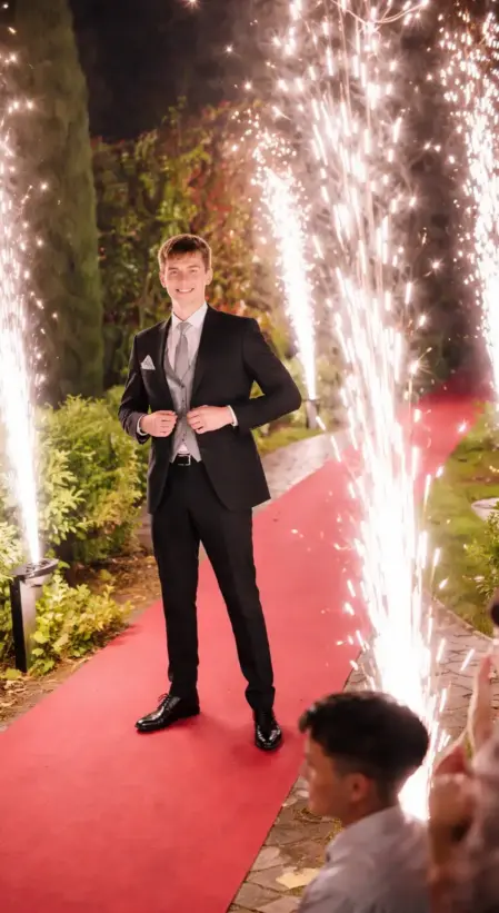 Per la tua festa di 18 anni, offriamo un pacchetto completo che include:<br />Musica e DJ Set<br />Animazione e Spettacoli Originali (come photo booth o artisti)<br />Effetti Speciali Spettacolari (come fontane luminose)