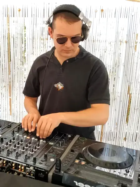 DJ, Artisti e performer del team Feel Good Show durante un evento curato da Matteo Rosati