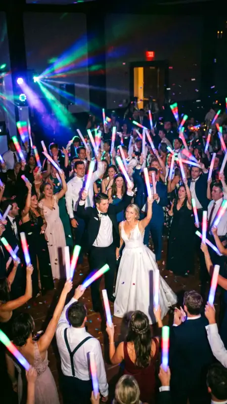 Il divertimento degli sposi è messo in risalto dai nostri effetti speciali e accessori per matrimoni.