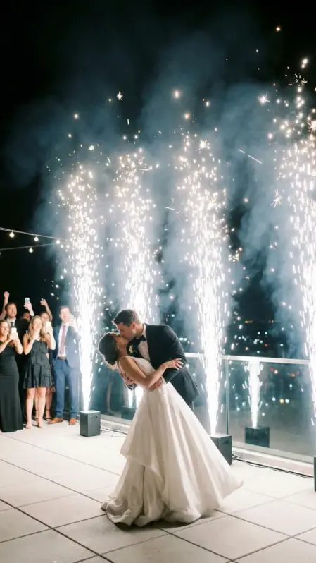 L'emozionante bacio degli sposi prima della torta nel matrimonio, con le fontane luminose fredde di Feel Good Show, ad ascoli piceno.