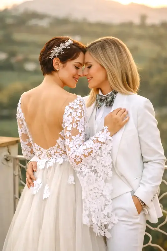 Coppia di spose si emoziona durante il Matrimonio LGBTQ+<br />