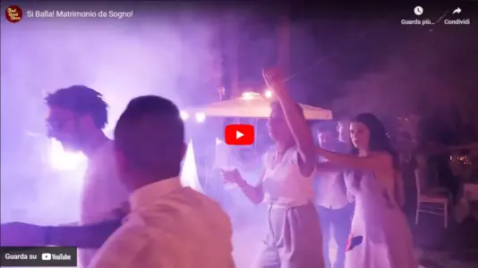 Sposi e ospiti che ballano insieme con animatori professionisti durante un matrimonio Feel Good Show, creando un’atmosfera di festa e divertimento<br /><br />