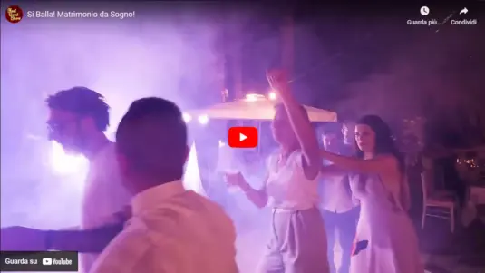 Sposi e ospiti che ballano insieme con animatori professionisti durante un matrimonio Feel Good Show, creando un’atmosfera di festa e divertimento<br /><br />