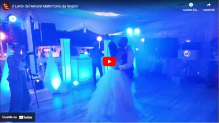 Gli sposi danzano avvolti in un'atmosfera magica con scenografie luminose ed effetti speciali durante il loro matrimonio<br /><br />
