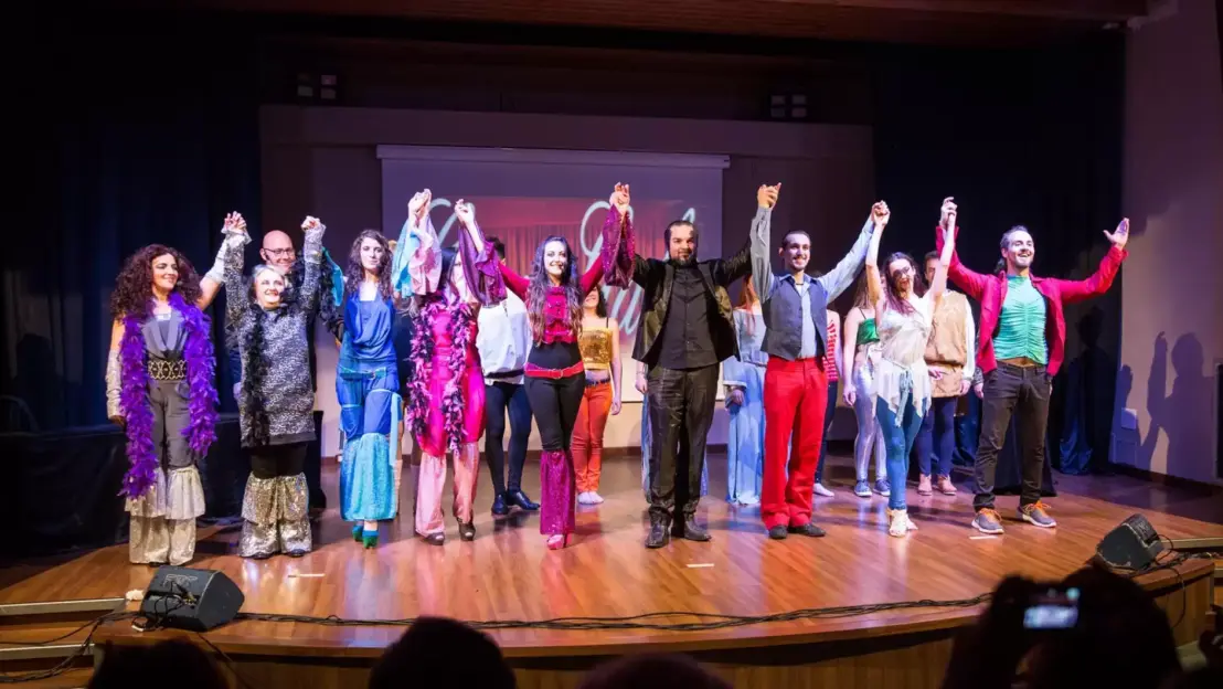 Artisti di Feel Good Show sul palco durante un'esibizione	