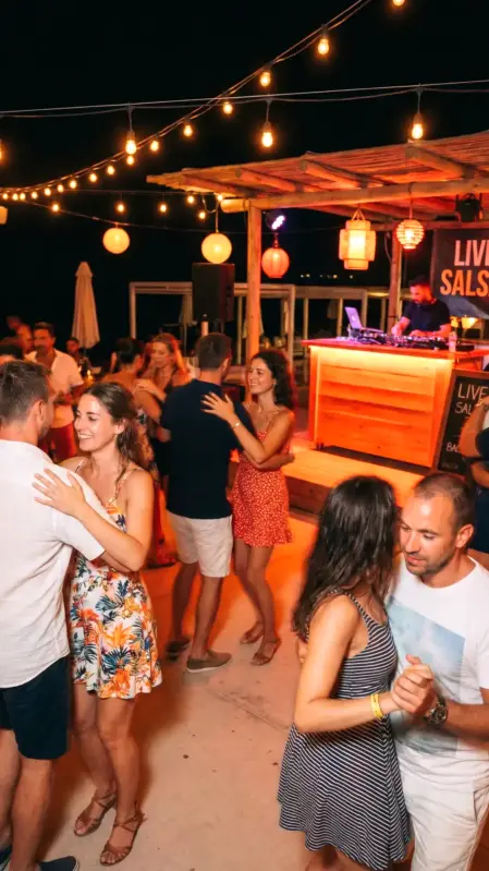 DJ set estivo in chalet balneare con musica e intrattenimento serale