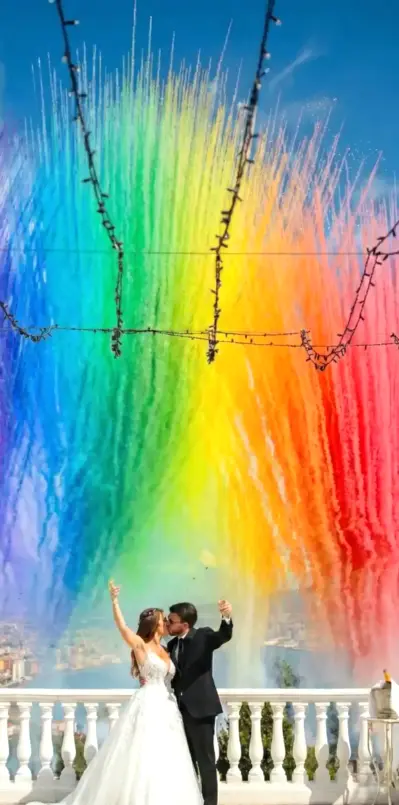 Sposi si baciano emozionati con le nostre Smoke Bombs Colorate Spettacolari per il Matrimonio