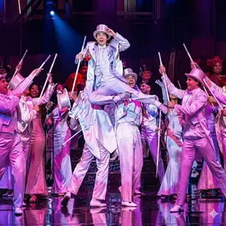 Eventi aziendali, serate per hotel, villaggi e camping, format per centri commerciali. Direzione artistica e produzione tecnica completa.